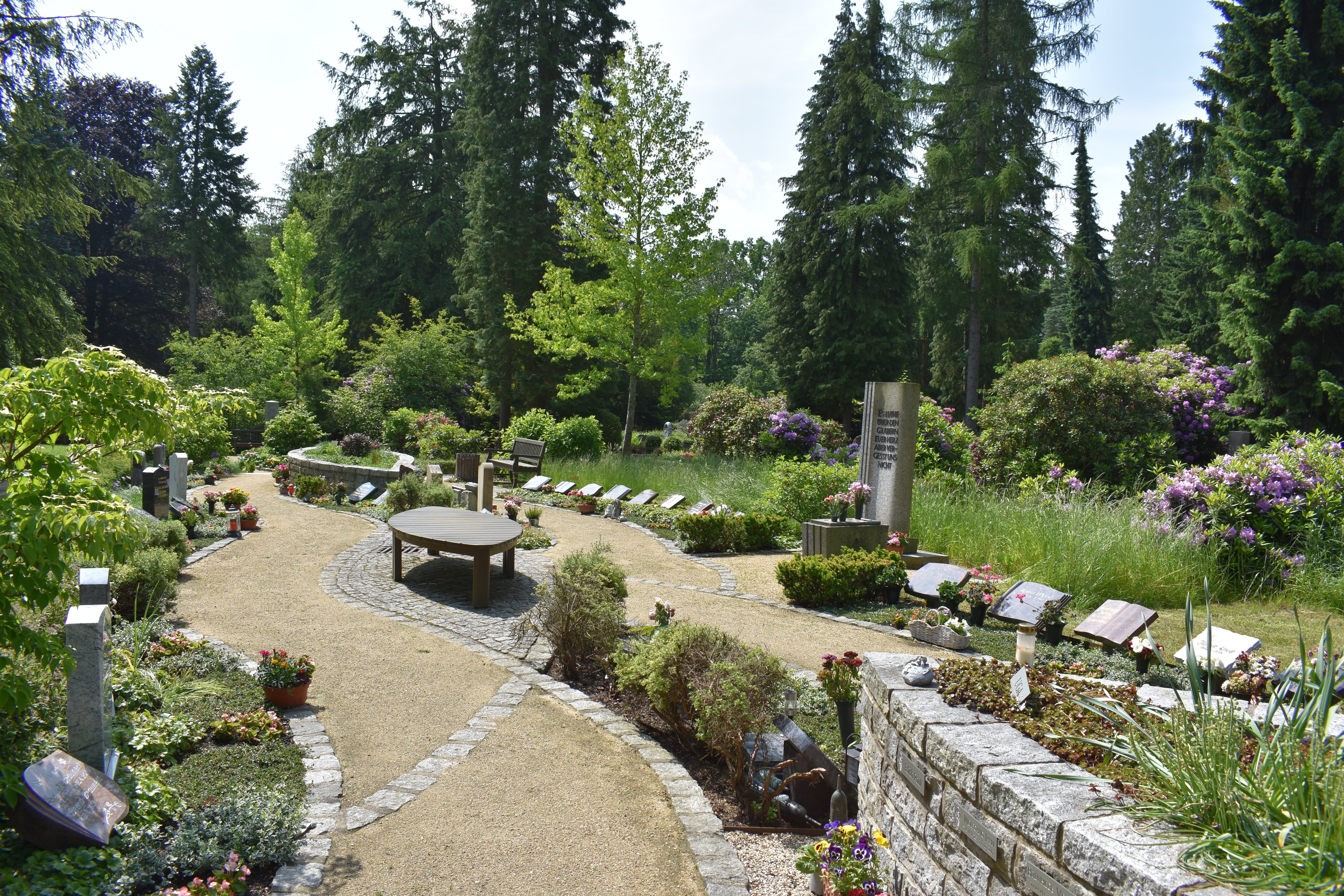 Grabanlage Urnenhain Zittau mit Hochbeet, Bank und Reihengr&auml;bern