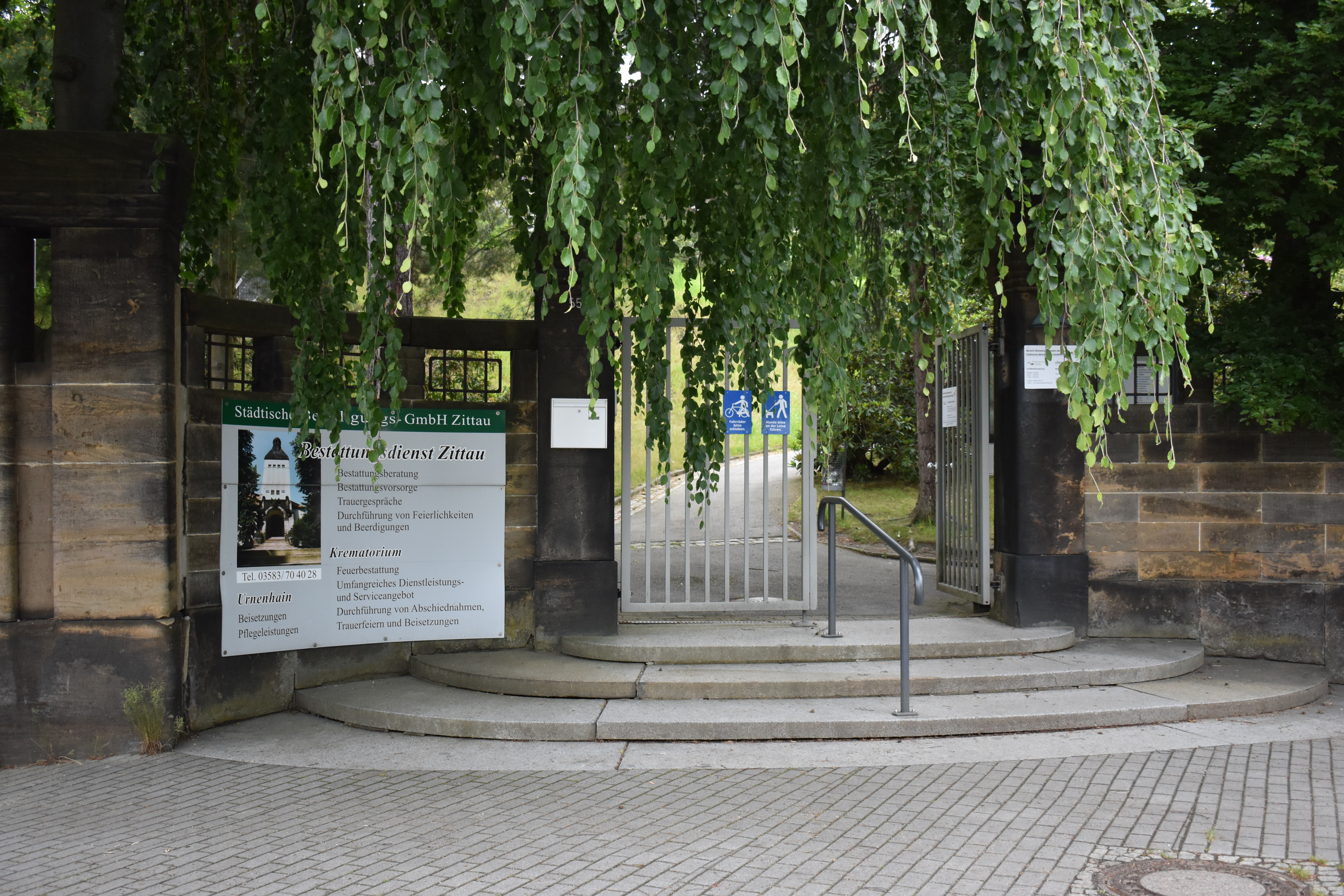 Haupteingang Urnenhain von der Geschwister-Soll-Str..